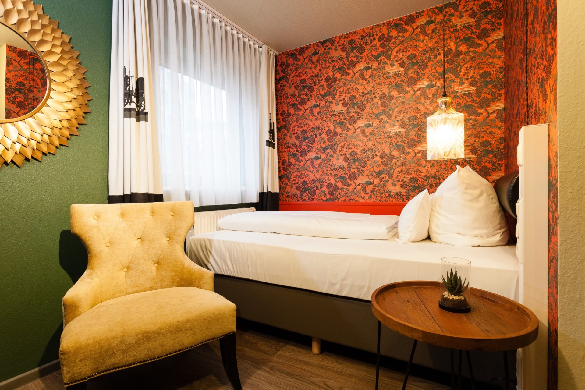 Schönes Hotelzimmer mit direkter Sicht vom Bett aus dem Fenster über die Altstadt Nürnberg