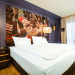 Doppelbettzimmer mit afrikanischen Design in der Innenstadt von Nürnberg