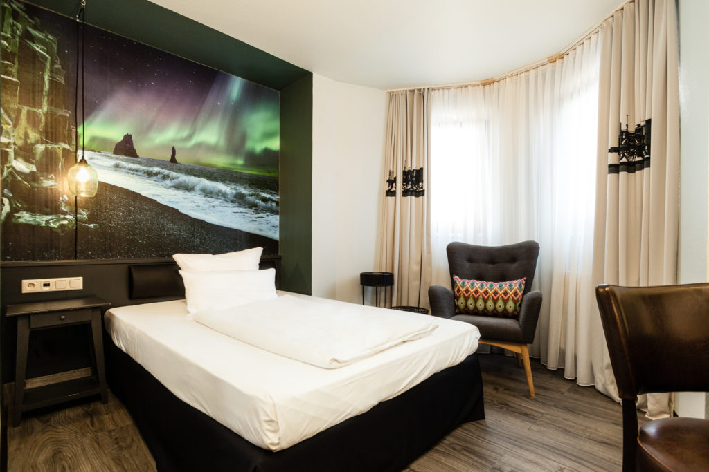 Einzelbettzimmer in schwarz weißem Innendesign im Best Western Hotel in Nürnberg